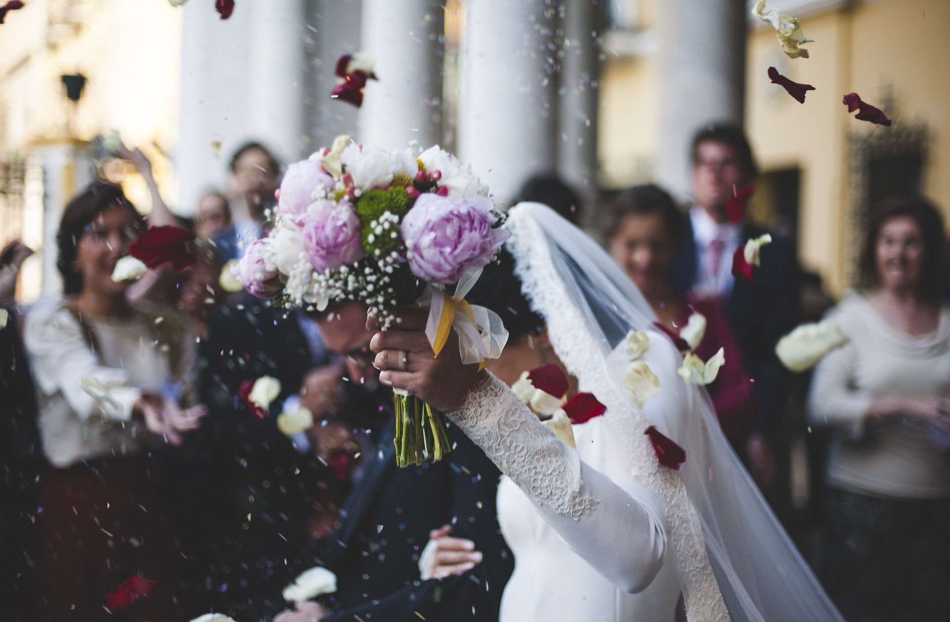 Mariage : le lancer de riz, une tradition en péril ?